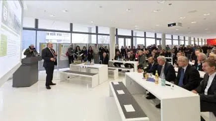 Empfang nach dem Spatenstich für den Fraunhofer-Neubau mit einem Vortrag von Prof. Dr. Andreas Vilcinskas, Koordinator des LOEWE-Zentrums für Insektenbiotechnologie und Bioressourcen und Leiter der Projektgruppe Bioressourcen des Fraunhofer IME über die Gießener Lebenswissenschaften als Heimat für einen neuen Fraunhofer-Standort. Foto: Rolf K. Wegst